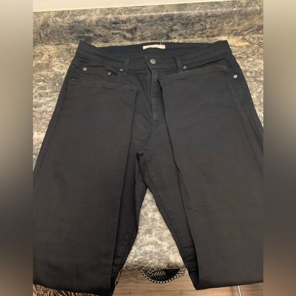 Levi’s Women’s 724 Straight-Leg Jeans - Picture 3 of 9